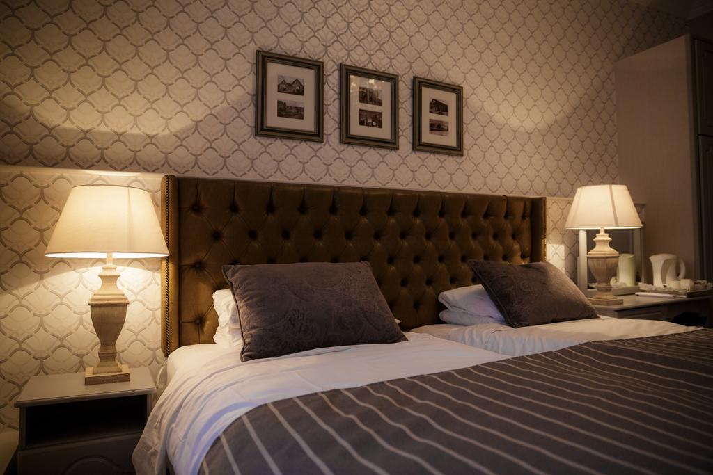 Dooly'S Hotel Birr Bagian luar foto